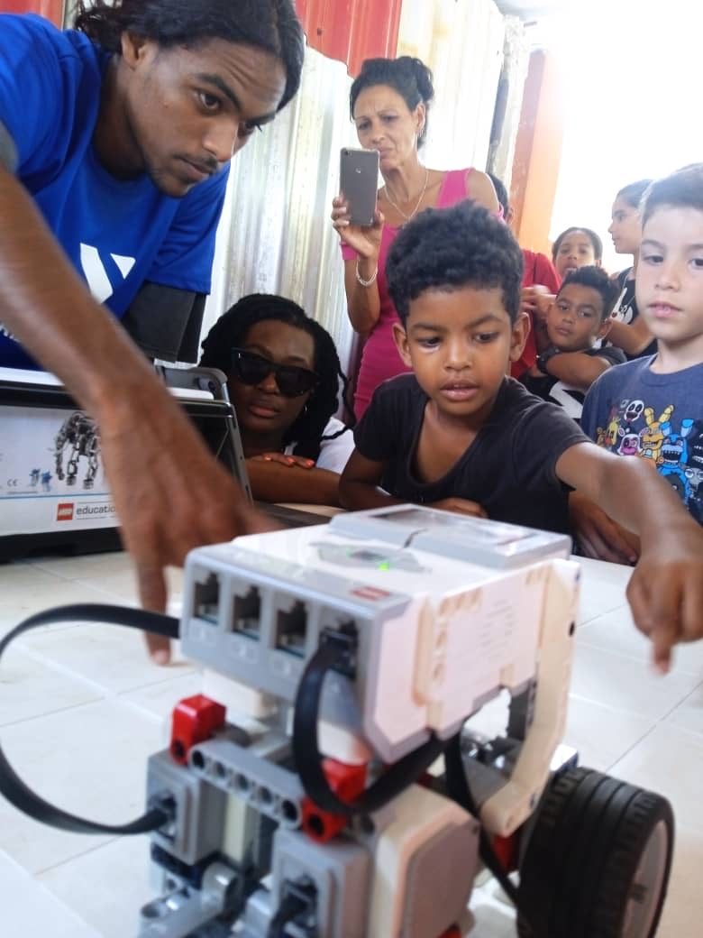Connecting motors and sensors